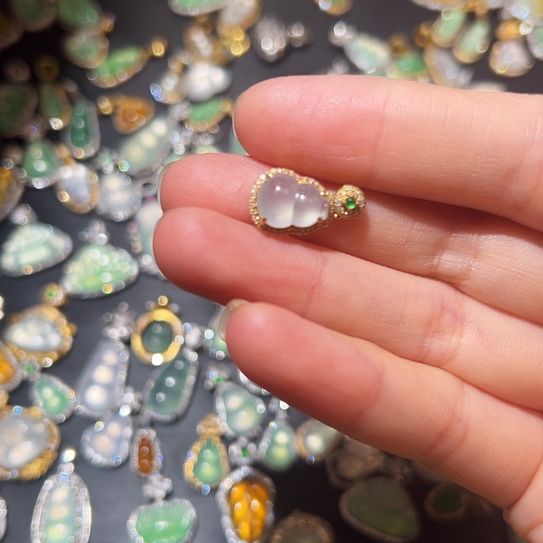 翡翠颈饰18K金镶嵌兔****甜