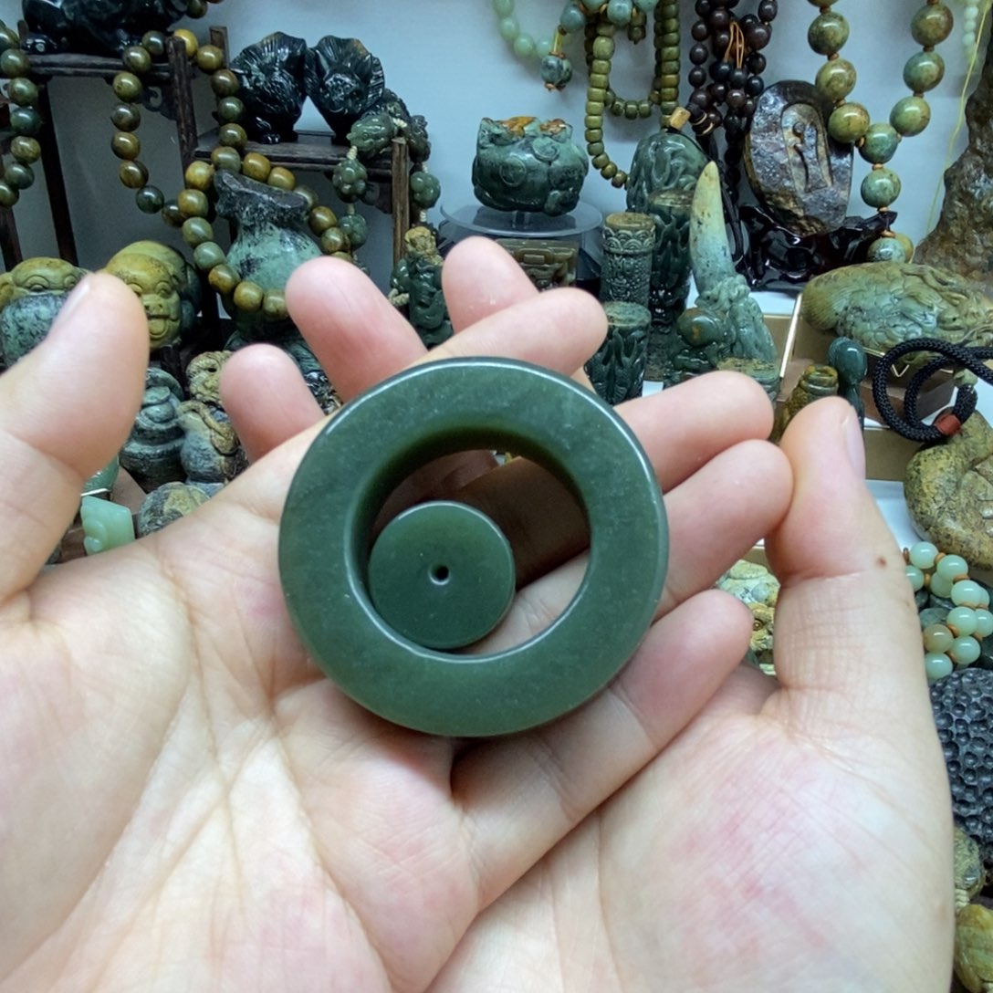 未镶嵌岫岩老玉（透闪石质玉）把件