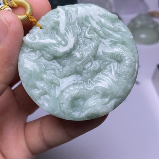 李***雄翡翠未镶嵌颈饰翡翠