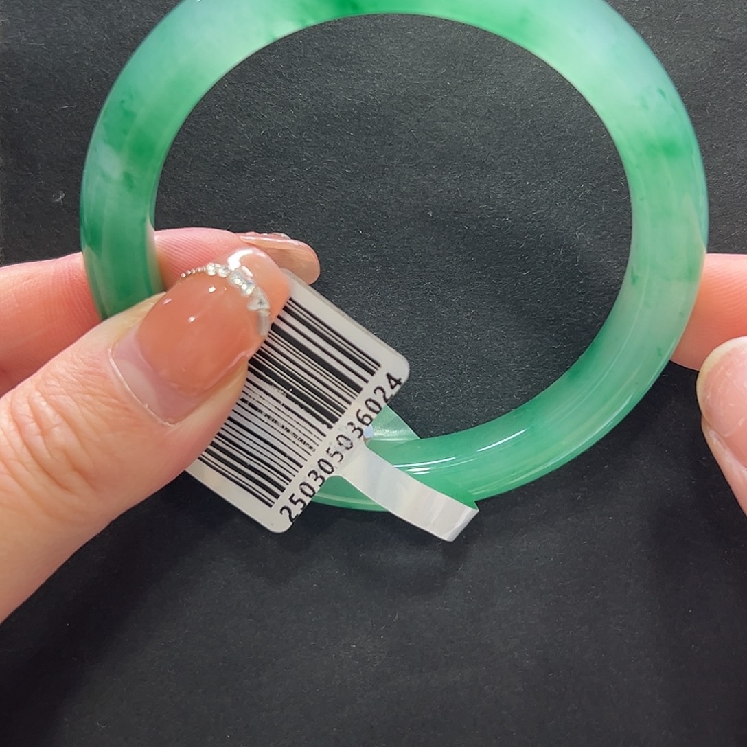 媛***衣石英质玉未镶嵌手镯