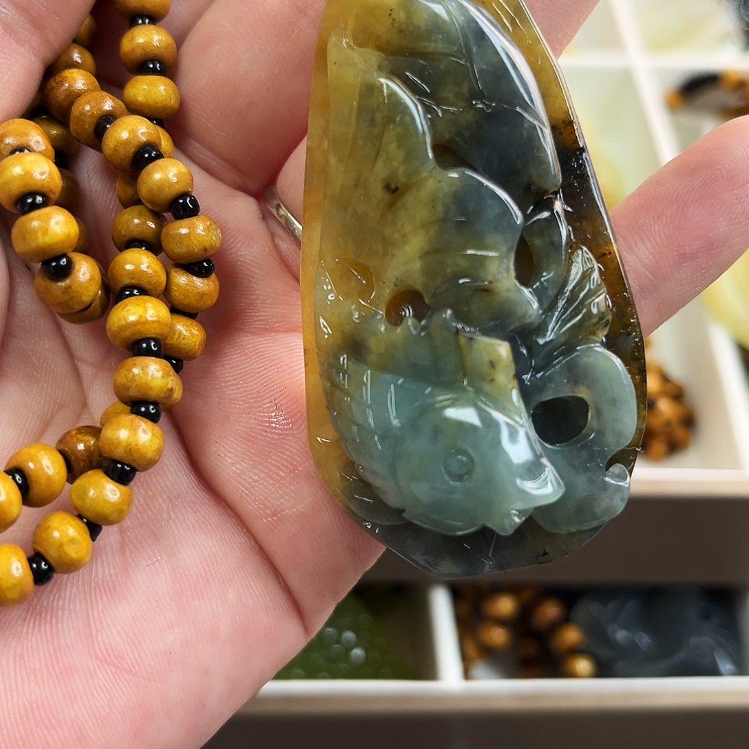 蛇纹石玉颈饰未镶嵌