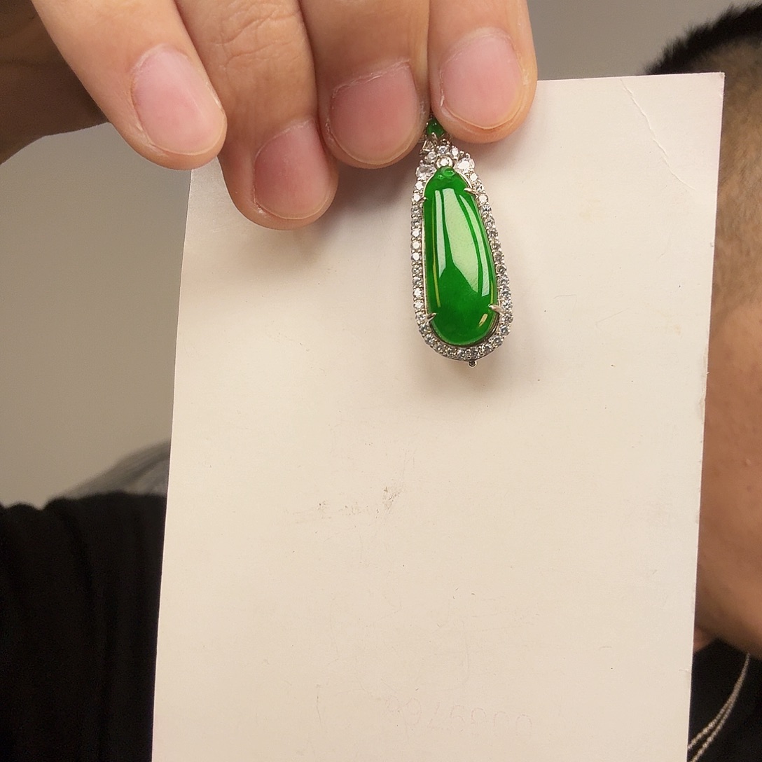 翡翠未镶嵌颈饰一件