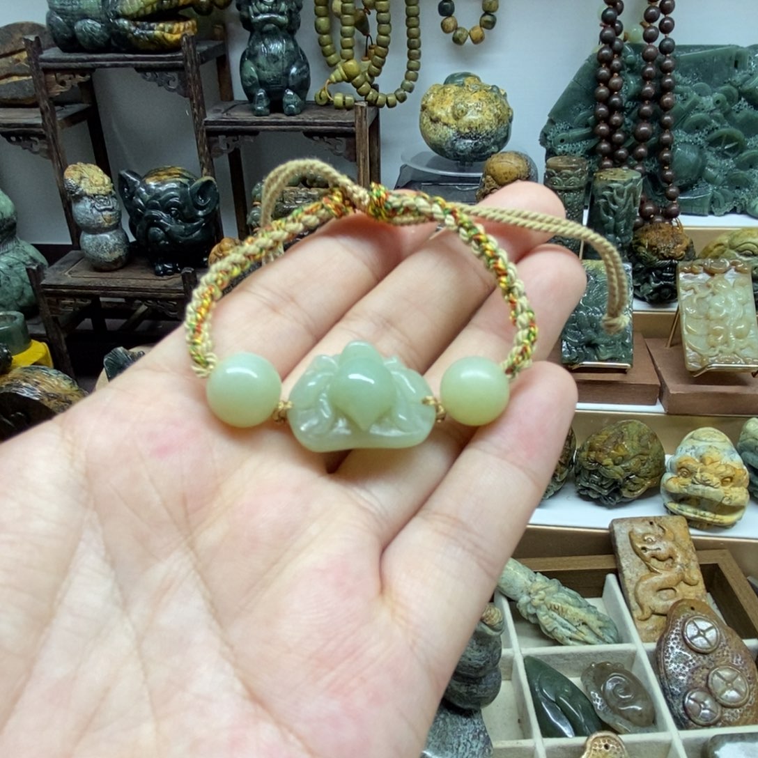 未镶嵌岫岩老玉（透闪石质玉）把件