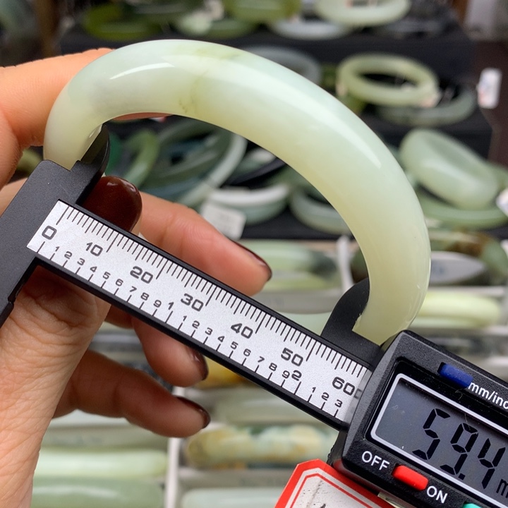 蛇纹石玉未镶嵌手镯587