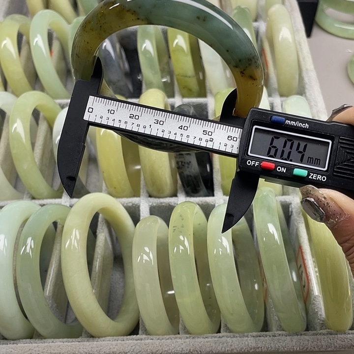 蛇纹石玉未镶嵌手镯130