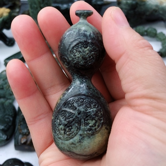 未镶嵌岫岩河磨玉（透闪石质玉）把件