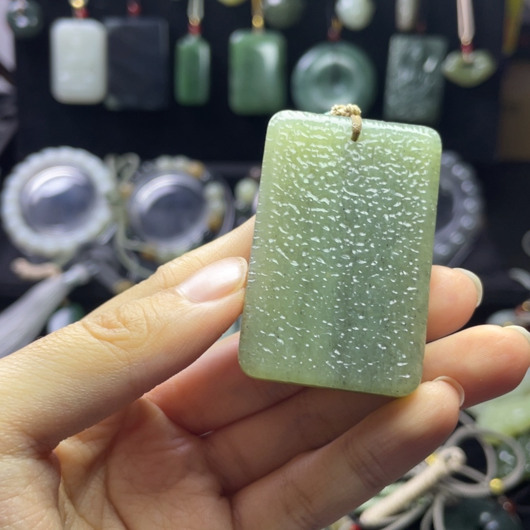 小***学和田玉未镶嵌颈饰