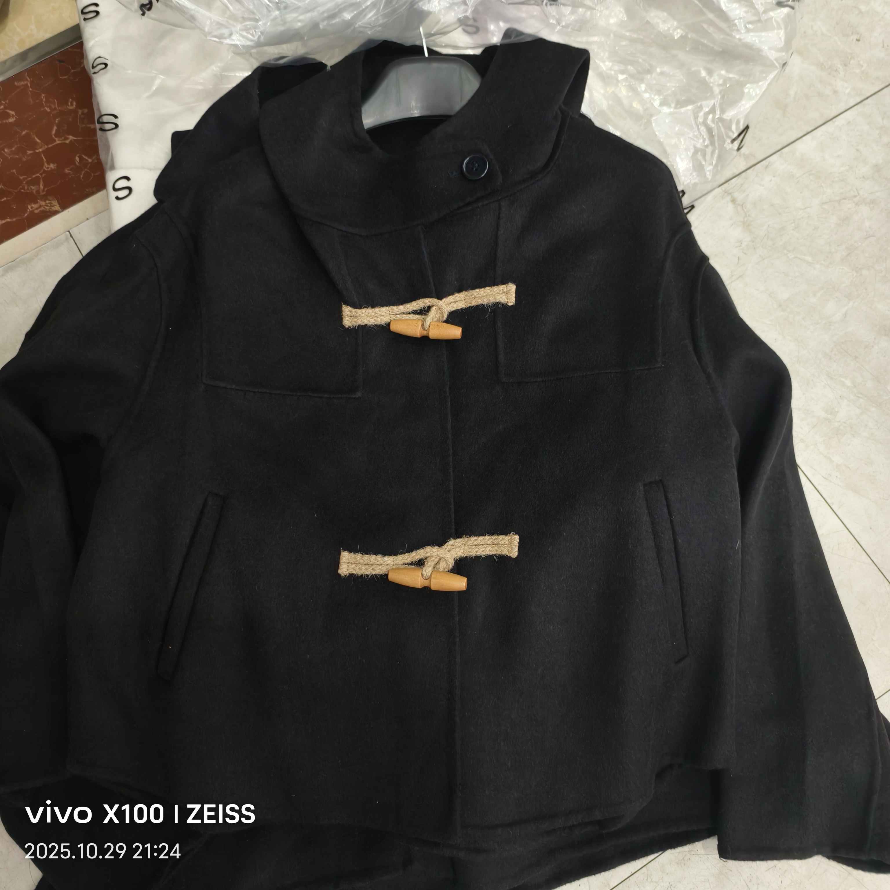 黑色连帽短款百搭牛角扣双面羊毛大衣减龄显瘦时尚洋气