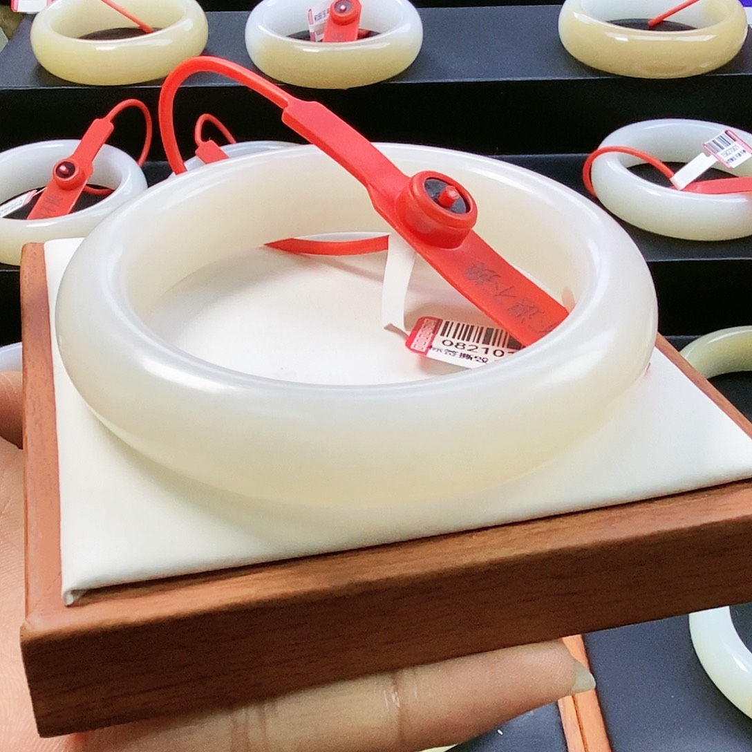 设***杨和田玉未镶嵌手镯61