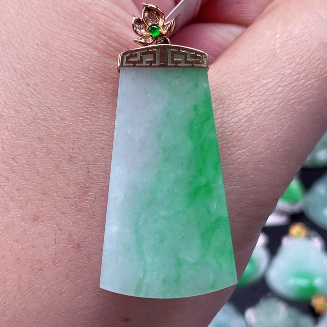 颈饰18K金镶嵌翡翠无事牌