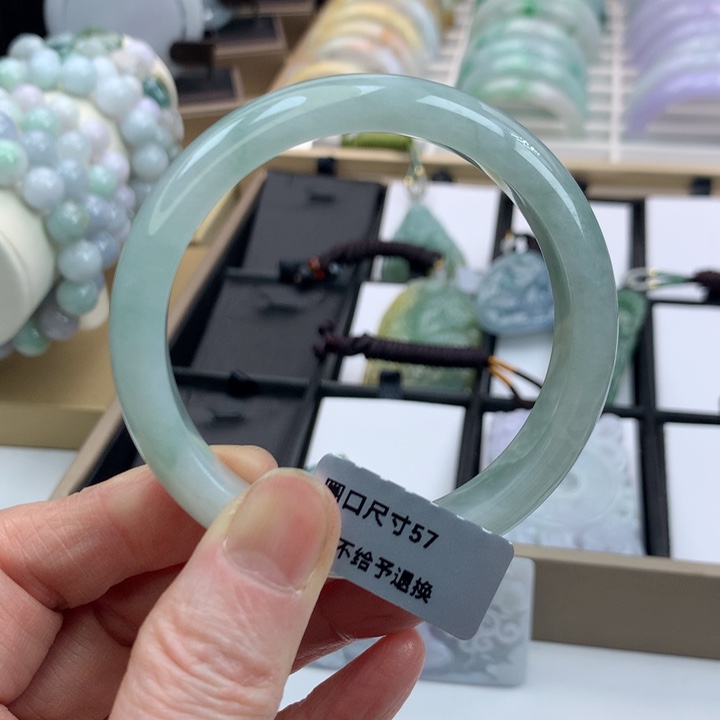 翡翠手镯未镶嵌吊坠