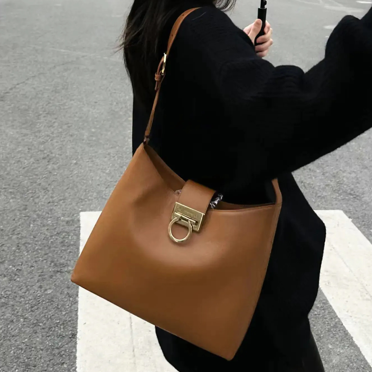 95新 FERRAGAMO/菲拉格慕 金棕水桶单肩斜挎包99968574