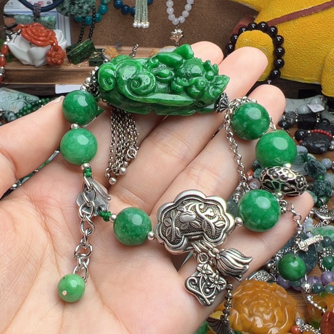 易***三翡翠未镶嵌颈饰吊坠