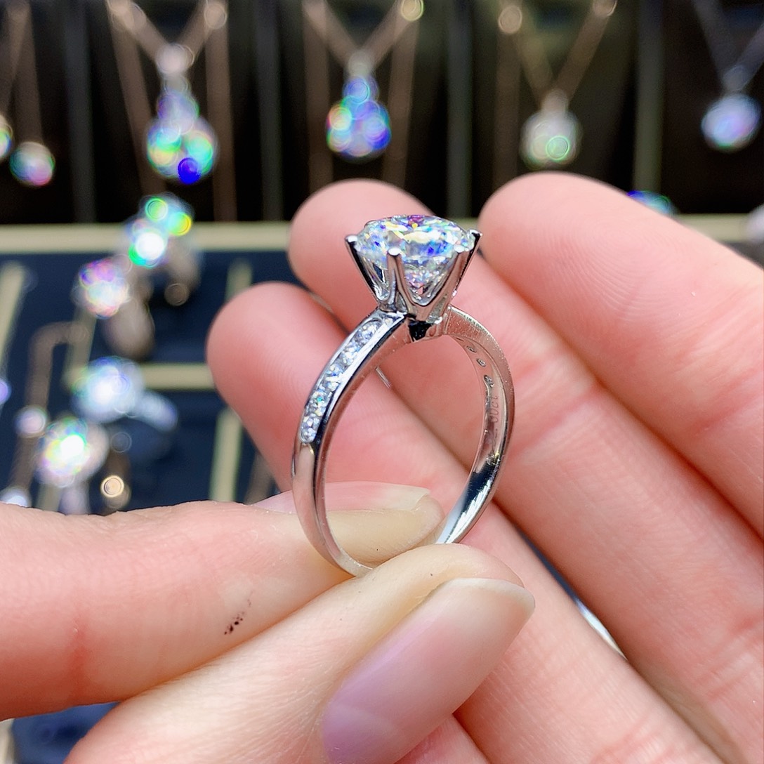 合成碳硅石（莫桑石）戒指/指环18K金镶嵌