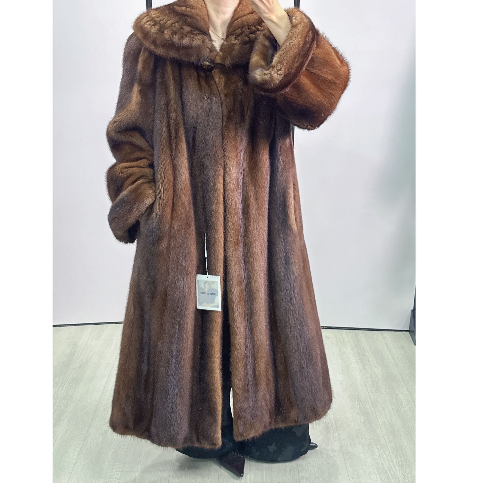 W118，3XL，金棕色雕花披肩领挽袖长款水貂外套