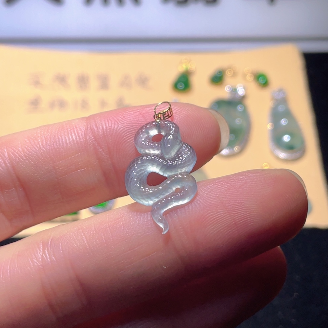 翡翠18K金镶嵌颈饰