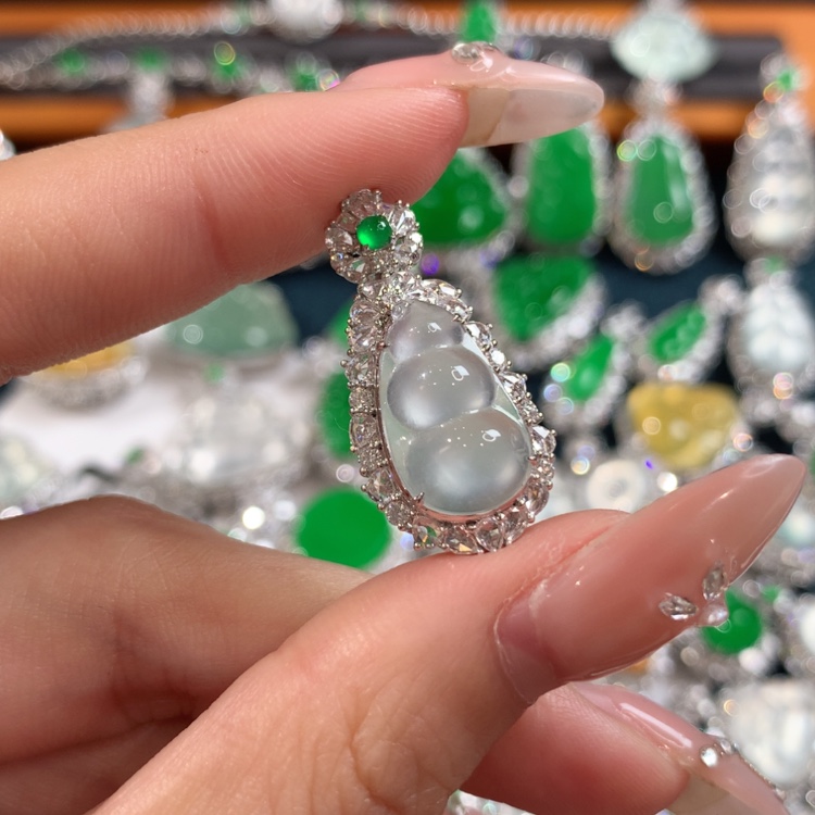 【闪购商品】翡翠颈饰18K金镶嵌圆***子福豆