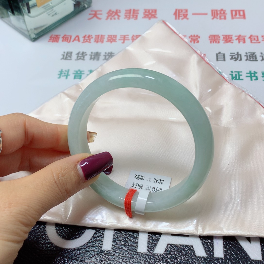 翡翠手镯未镶嵌L****r翡翠手镯未镶嵌