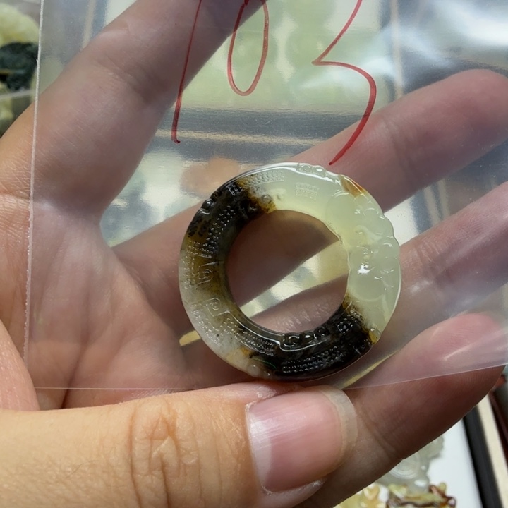 透闪石-蛇纹石玉吊坠未镶嵌