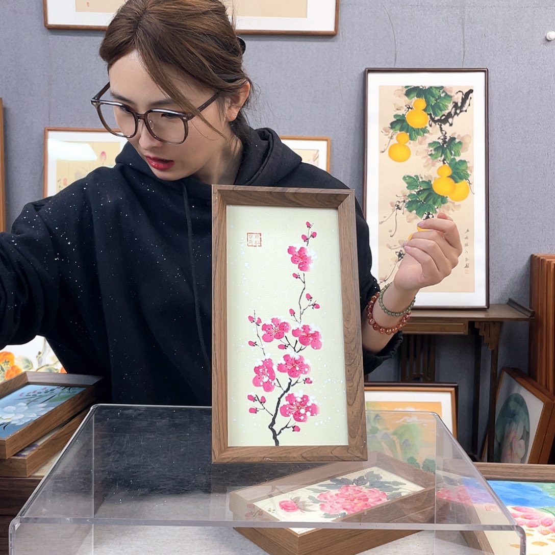 国画手绘带框尺寸：16*29梅花