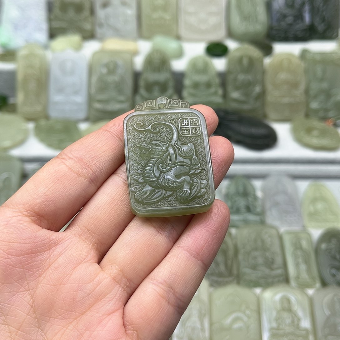 和田玉颈饰未镶嵌麒麟