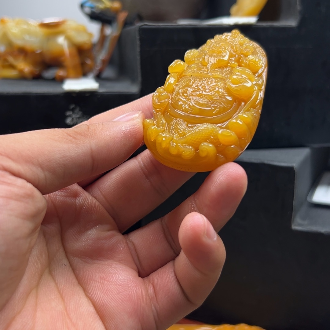 乾***业石英质玉（黄龙玉）未镶嵌黄龙玉