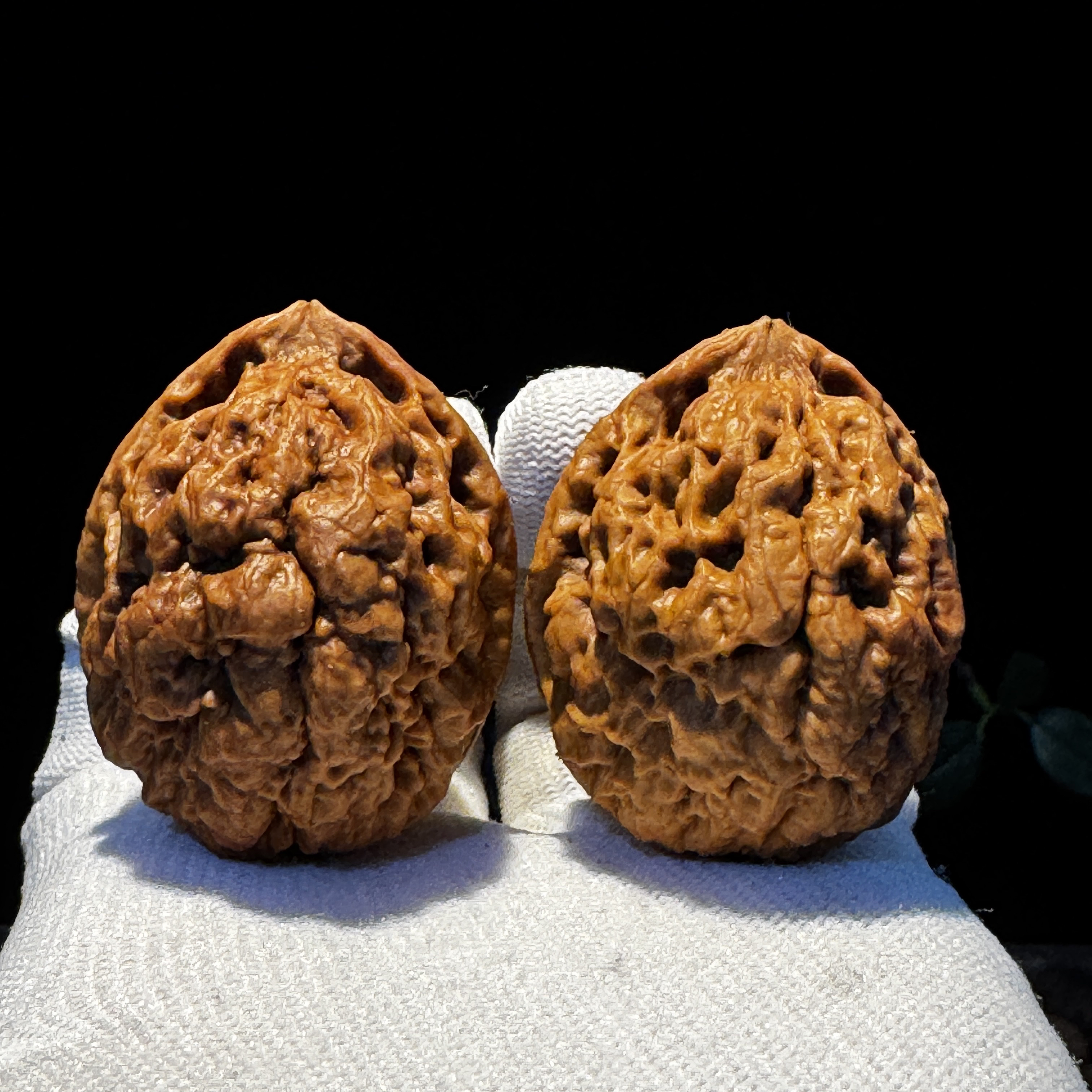 40尺寸绣花鞋云南铁核桃55克