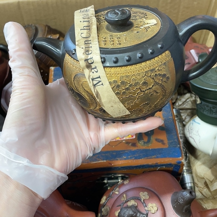 茶壶紫砂矿泥料，纯手工制作的一把紫砂壶。