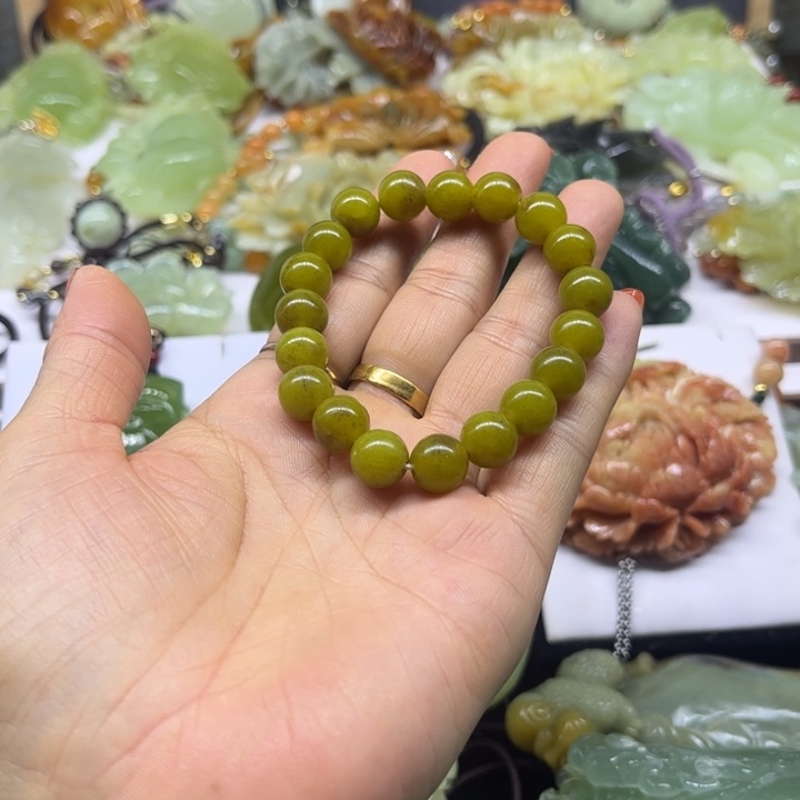 蛇纹石玉未镶嵌颈饰