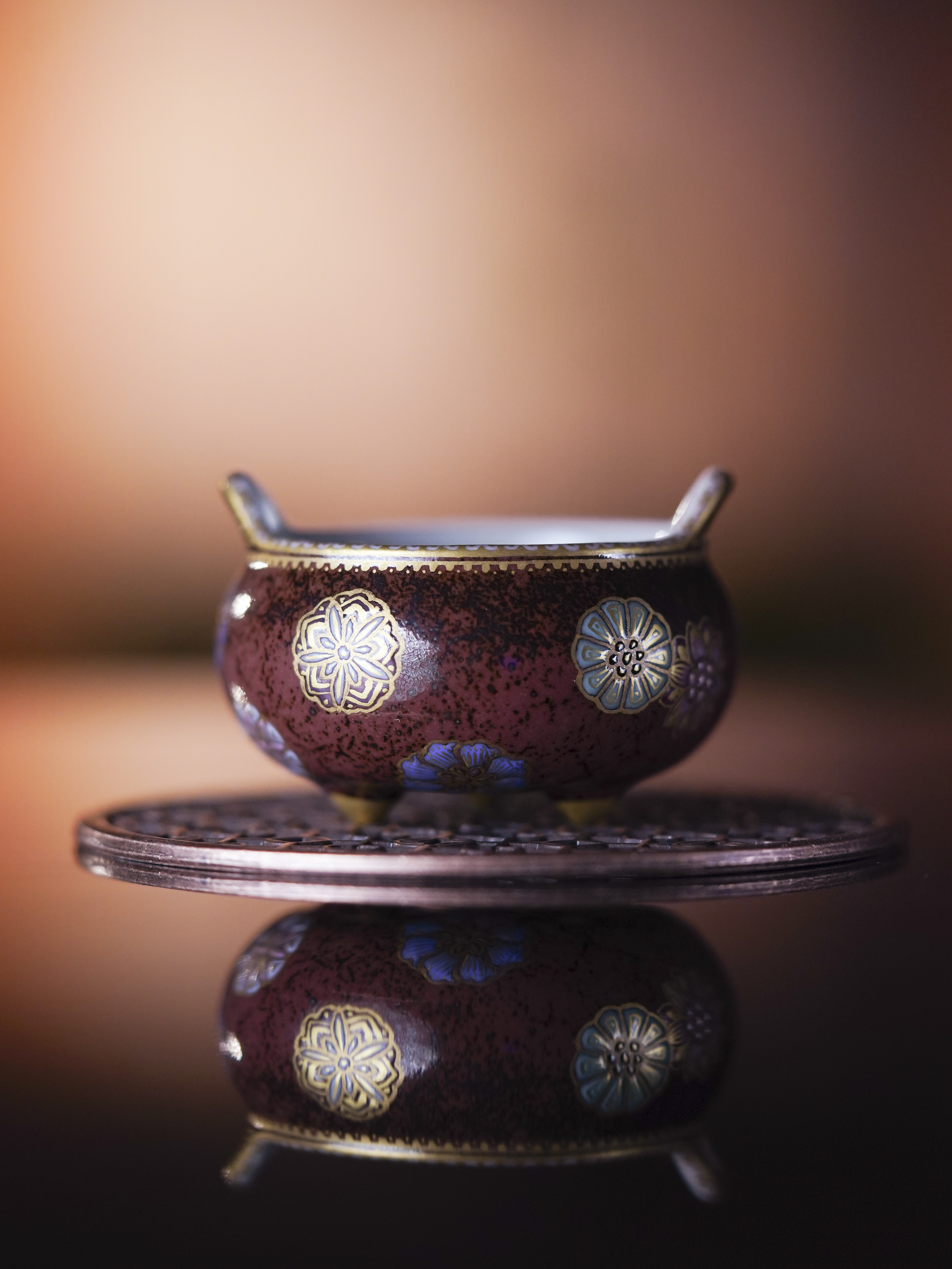 《畅怀堂》枣皮粉彩皮球花香炉