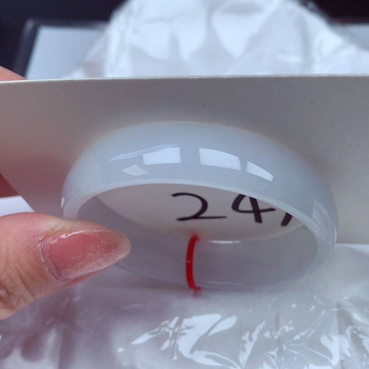 翡翠手镯未镶嵌翡翠