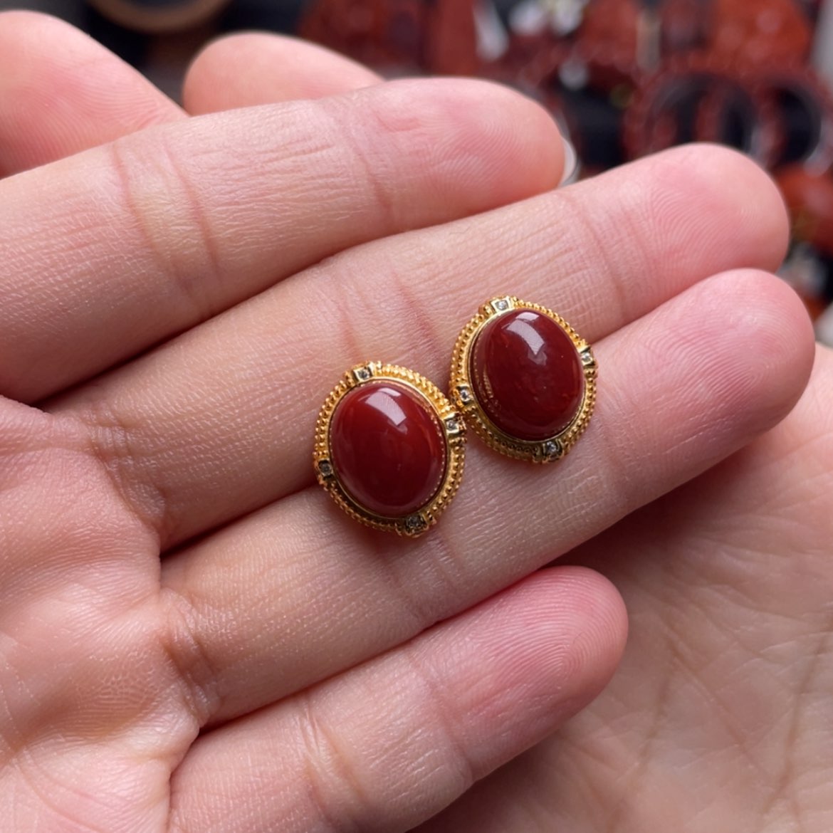 【闪购商品】银S925镶嵌牛血红蛋面耳钉南红玛瑙