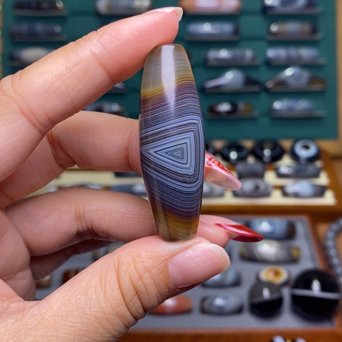 拿***生玛瑙/玉髓未镶嵌珠宝半成品