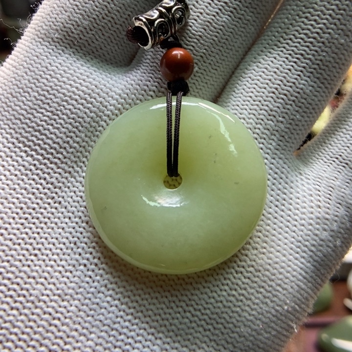吊坠(赠链)未镶嵌岫岩老玉（透闪石质玉）