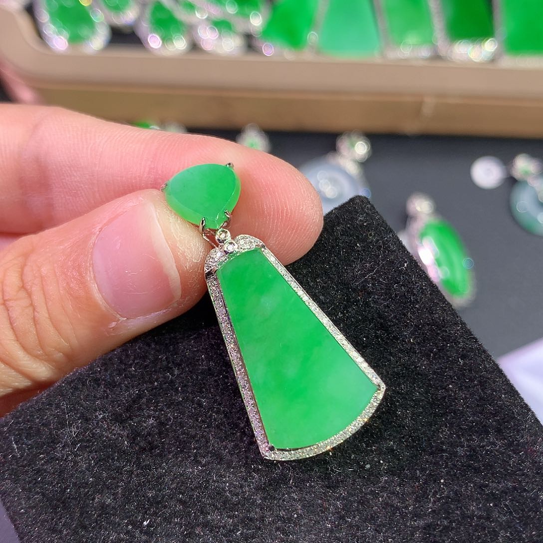 翡翠吊坠(赠链)18K金镶嵌