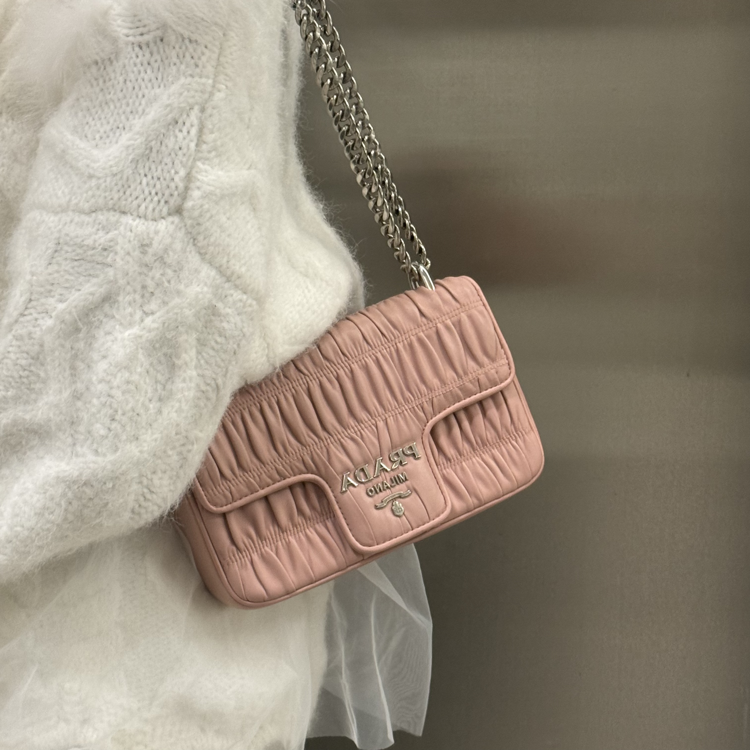 95新 Prada/普拉达 现代款粉色褶皱斜挎包