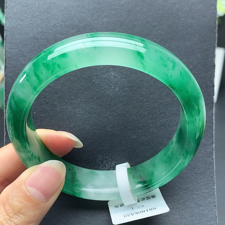 不***莎石英质玉未镶嵌手镯