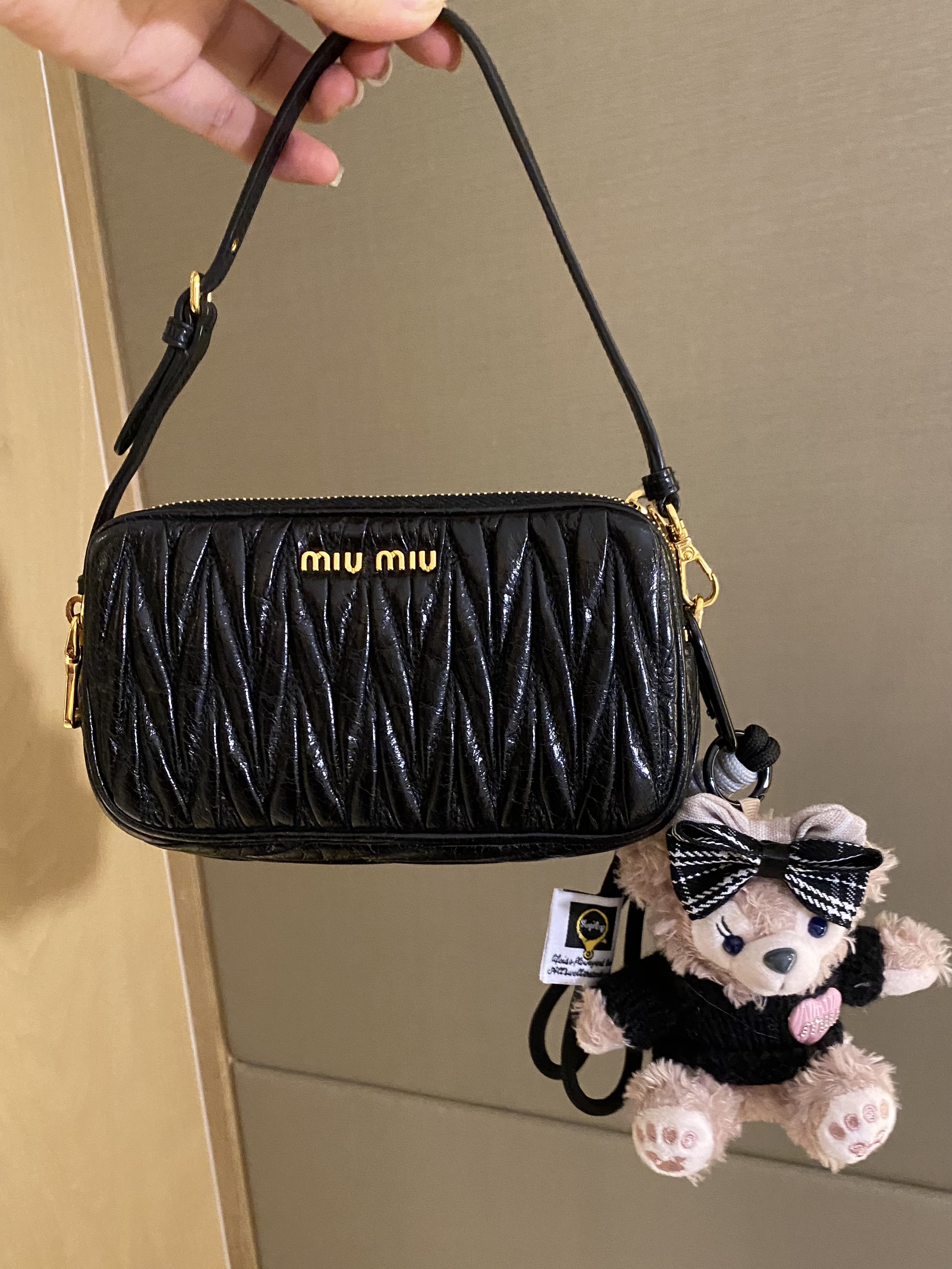 95新 MIU MIU/缪缪 新款黑金褶皱油蜡皮斜挎包相机包15cm/Y120