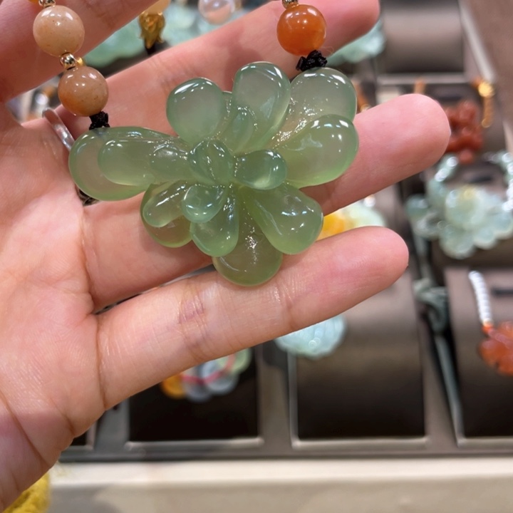 蛇纹石玉颈饰未镶嵌