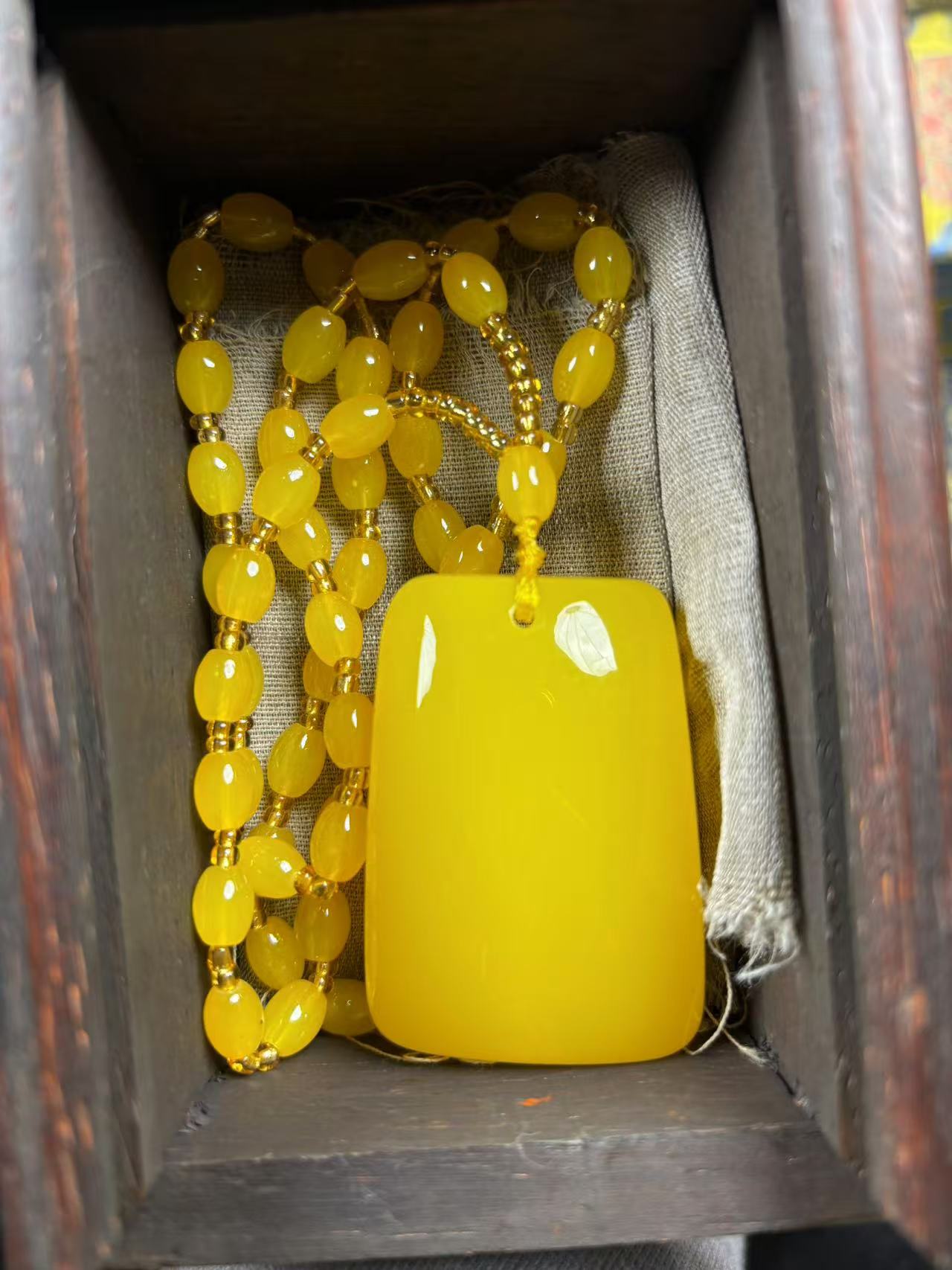 蜜蜡鸡油黄无事牌项链一个{小奇甄选}