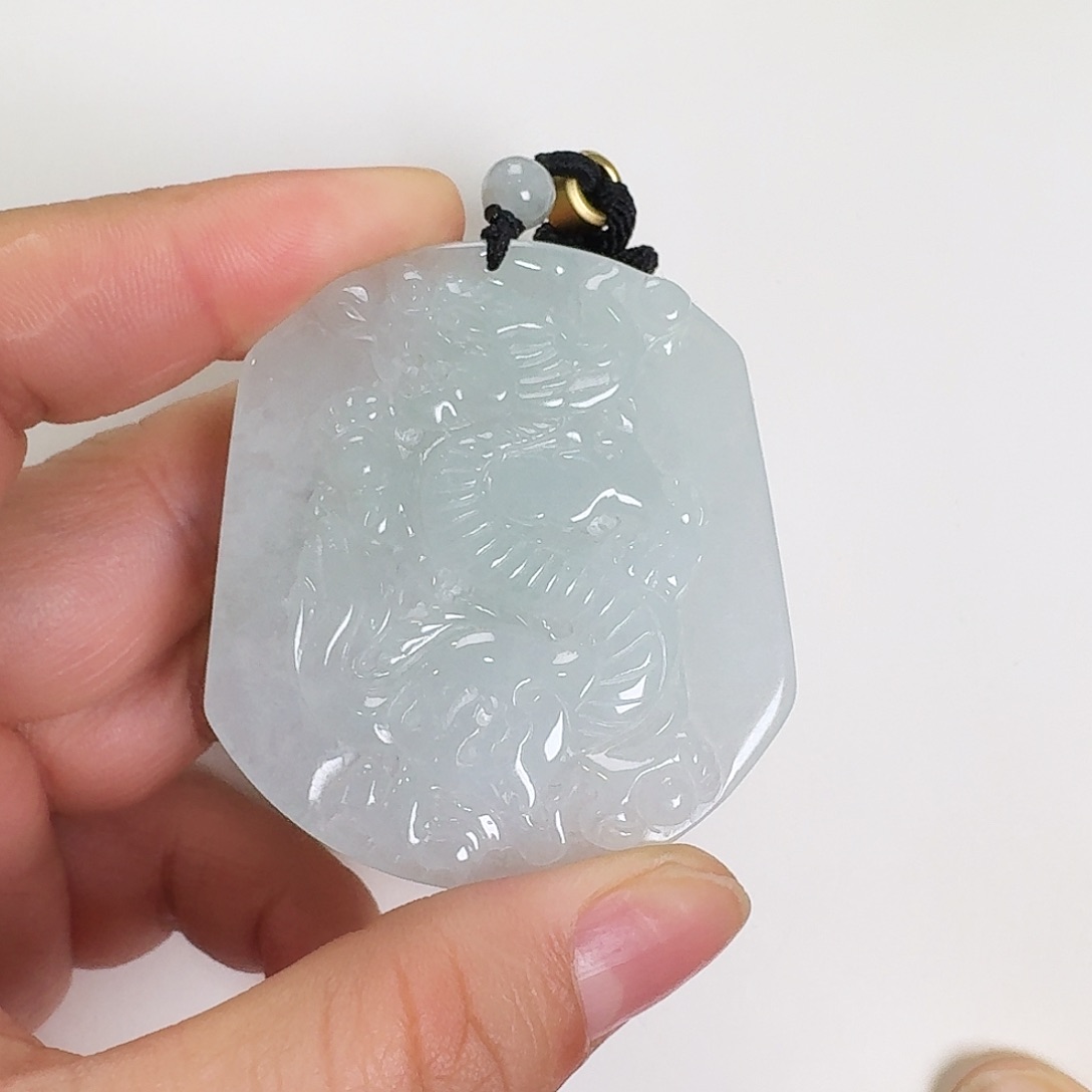 翡翠颈饰未镶嵌龙牌