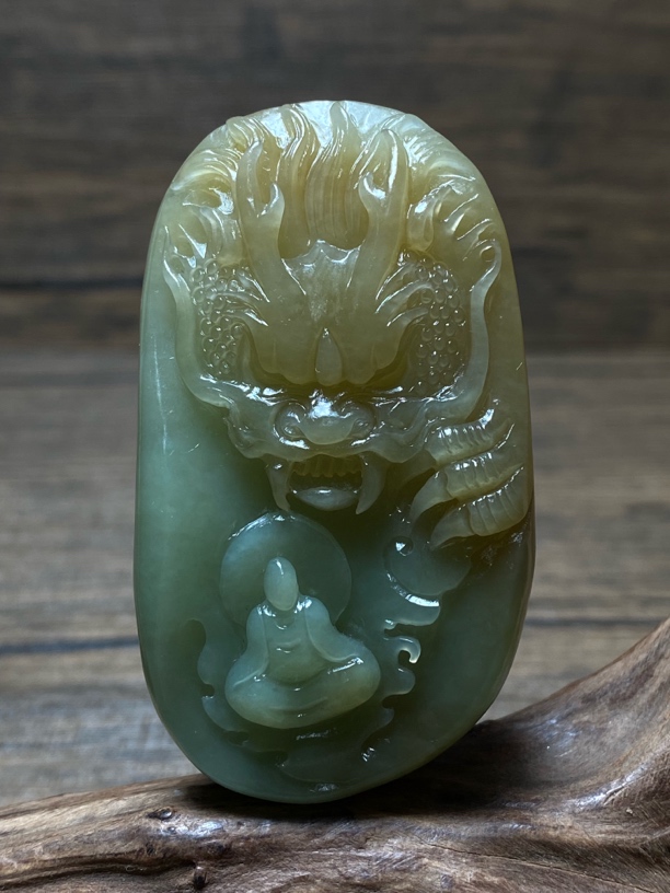 新疆若羌糖黄口俏色巧雕《神龙护主》吊坠 尺寸:64.9/36.8/13.4mm