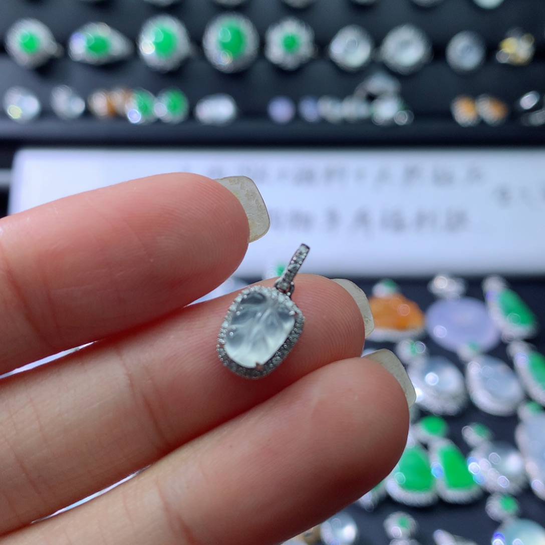 颈饰18K金镶嵌翡翠伴钻