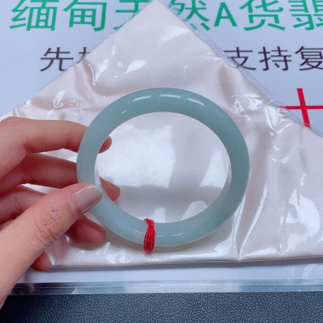墨***言翡翠未镶嵌手镯甜果绿