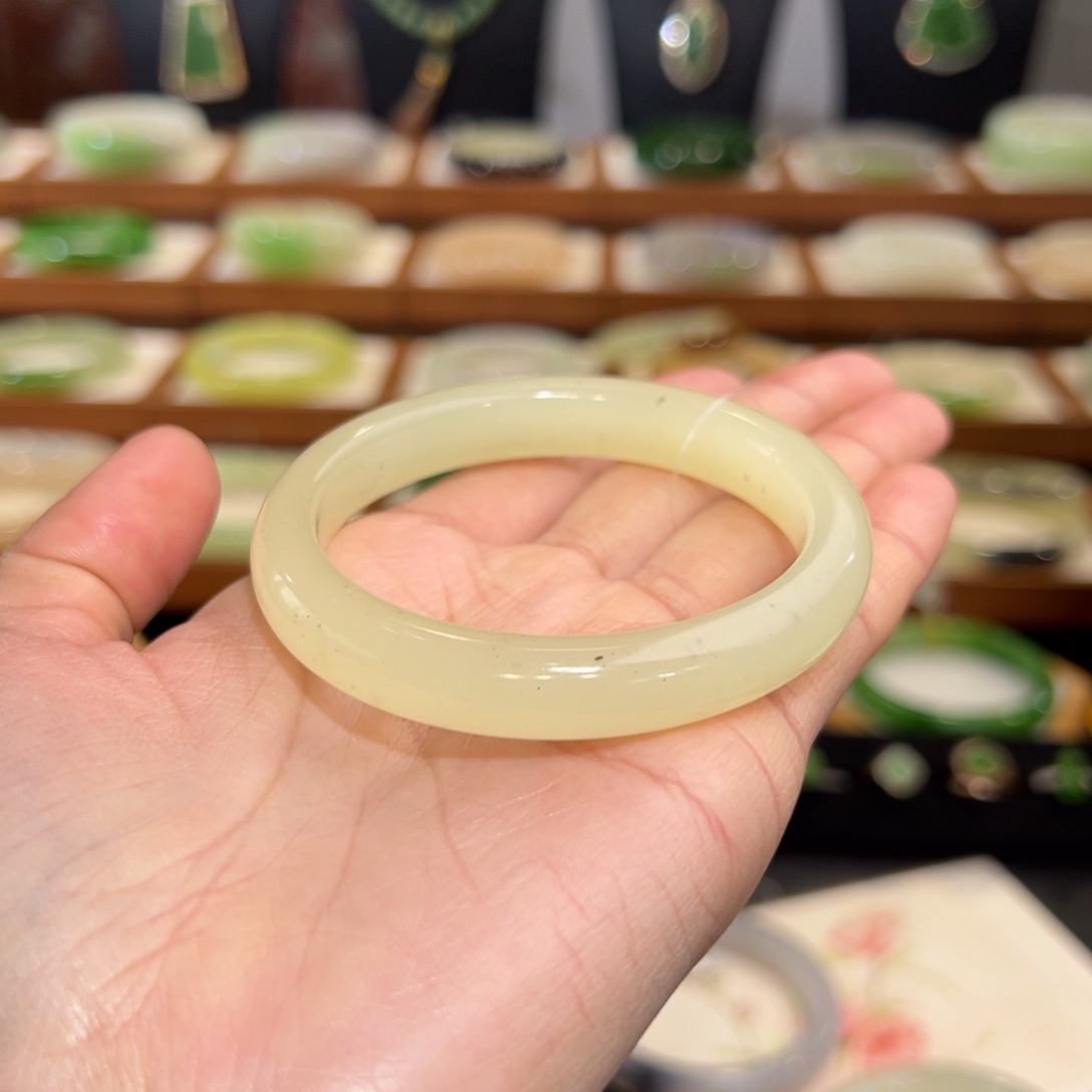 和田玉手镯未镶嵌新疆若羌冰底点墨黄口54