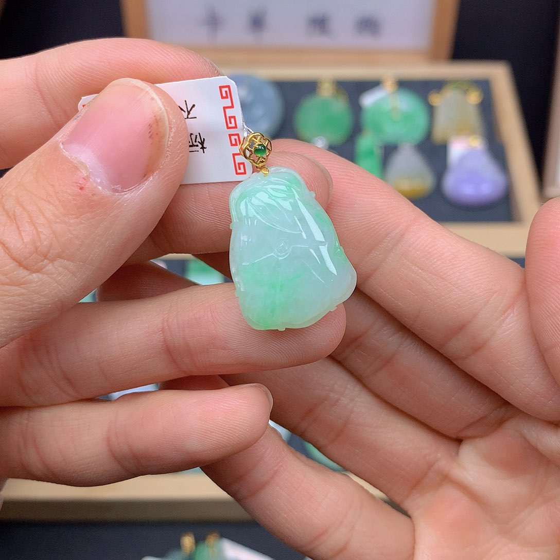 翡翠颈饰18K金镶嵌翡翠