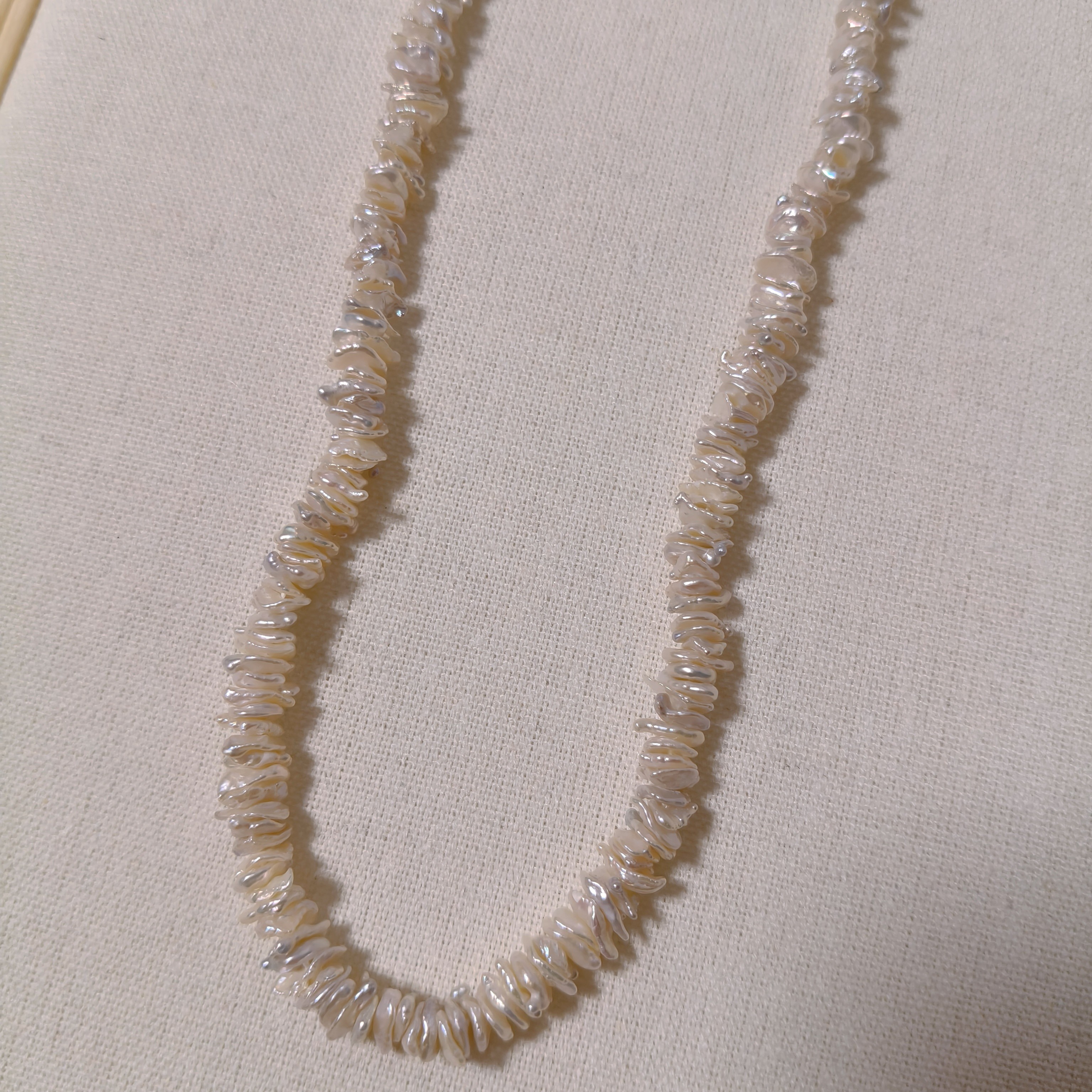 399-天然淡水珍珠项链，奶油金叠打花瓣8mm