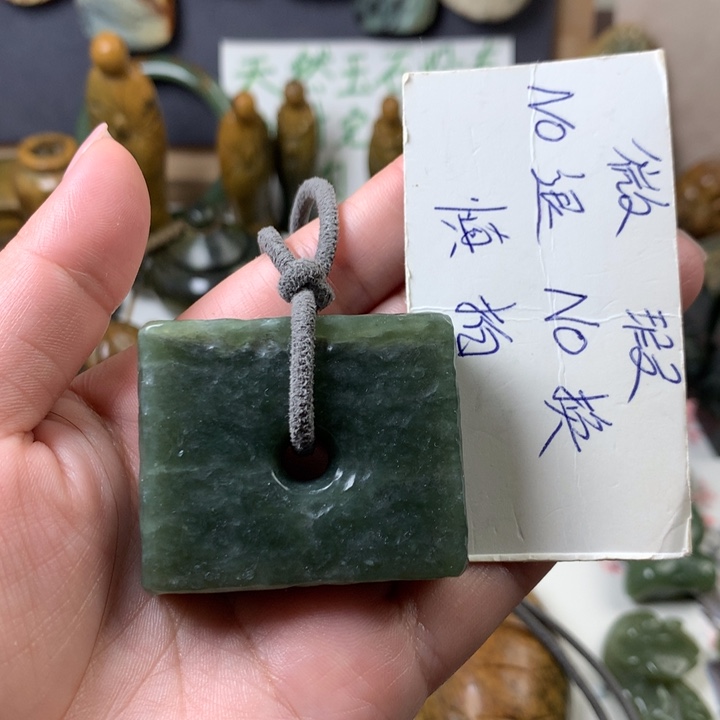 透闪石质玉挂件未镶嵌
