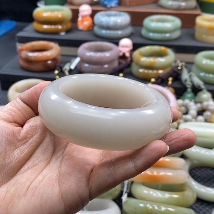 未镶嵌手镯石英岩玉