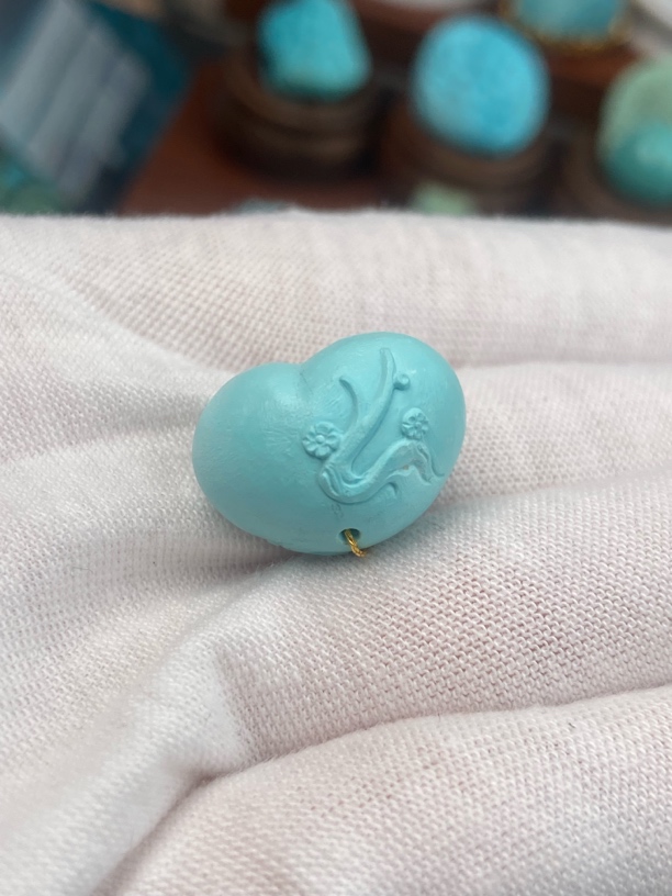 原矿绿松石雕刻屁桃